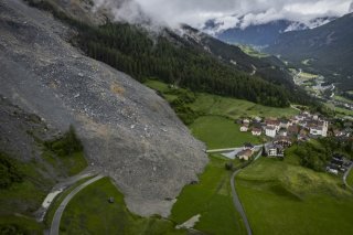 Les éboulis de la semaine dernière se sont effondrés sur la coulée de gravats qui s'était arrêtée aux portes du village en juin 2023 (archives). KEYSTONE/GIAN EHRENZELLER